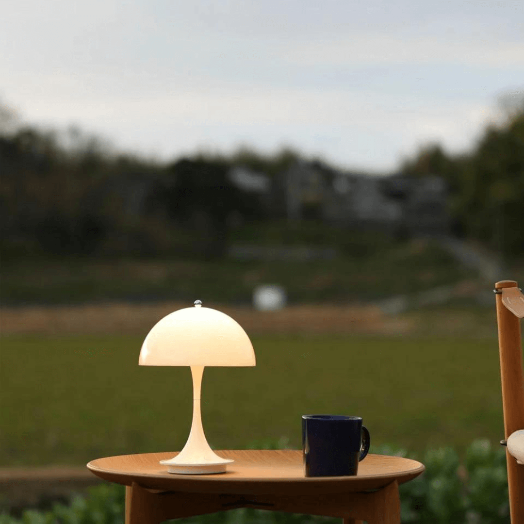 Elegant Bordlampe med Justerbar Lysstyrke