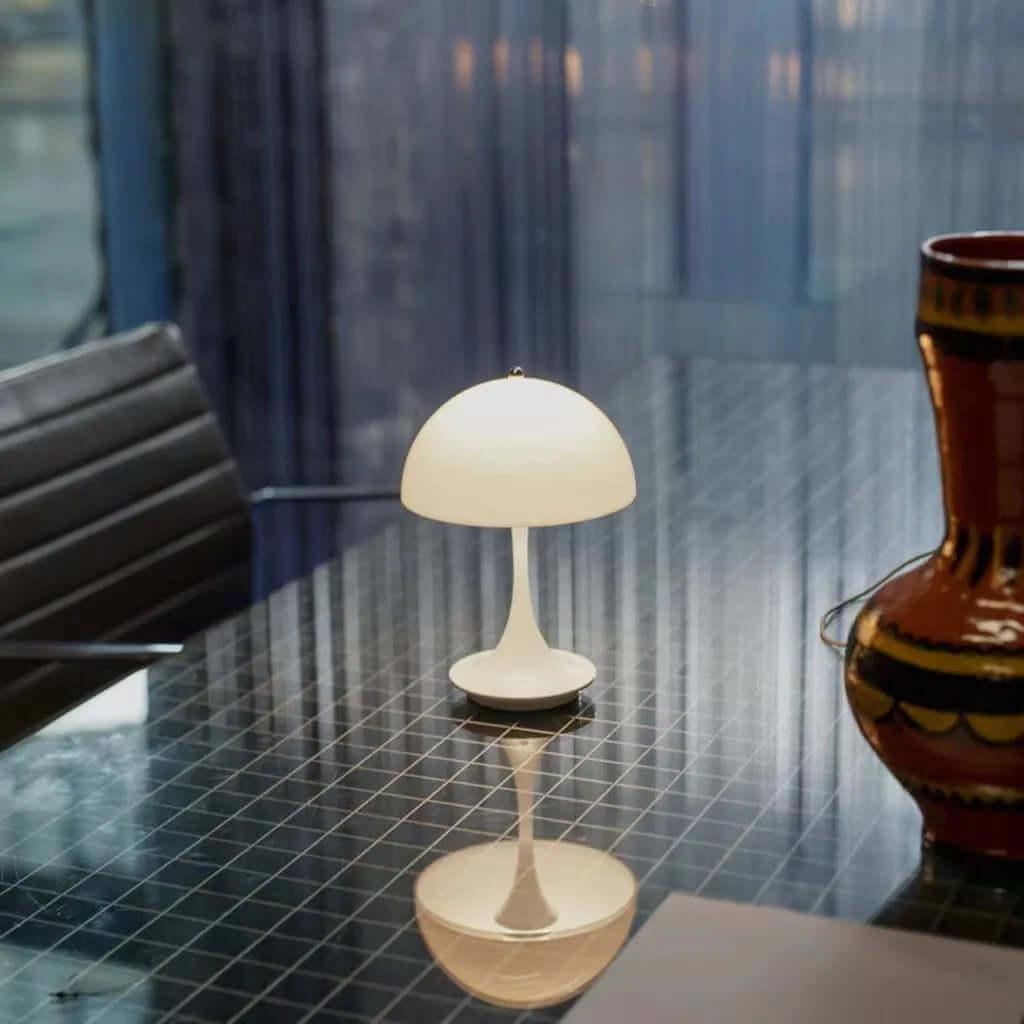 Elegant Bordlampe med Justerbar Lysstyrke