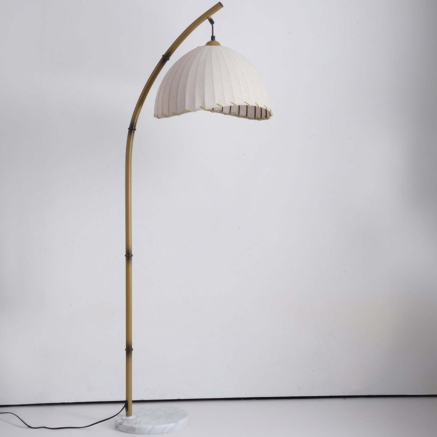 Elegant Gulvlampe i Bambusdesign