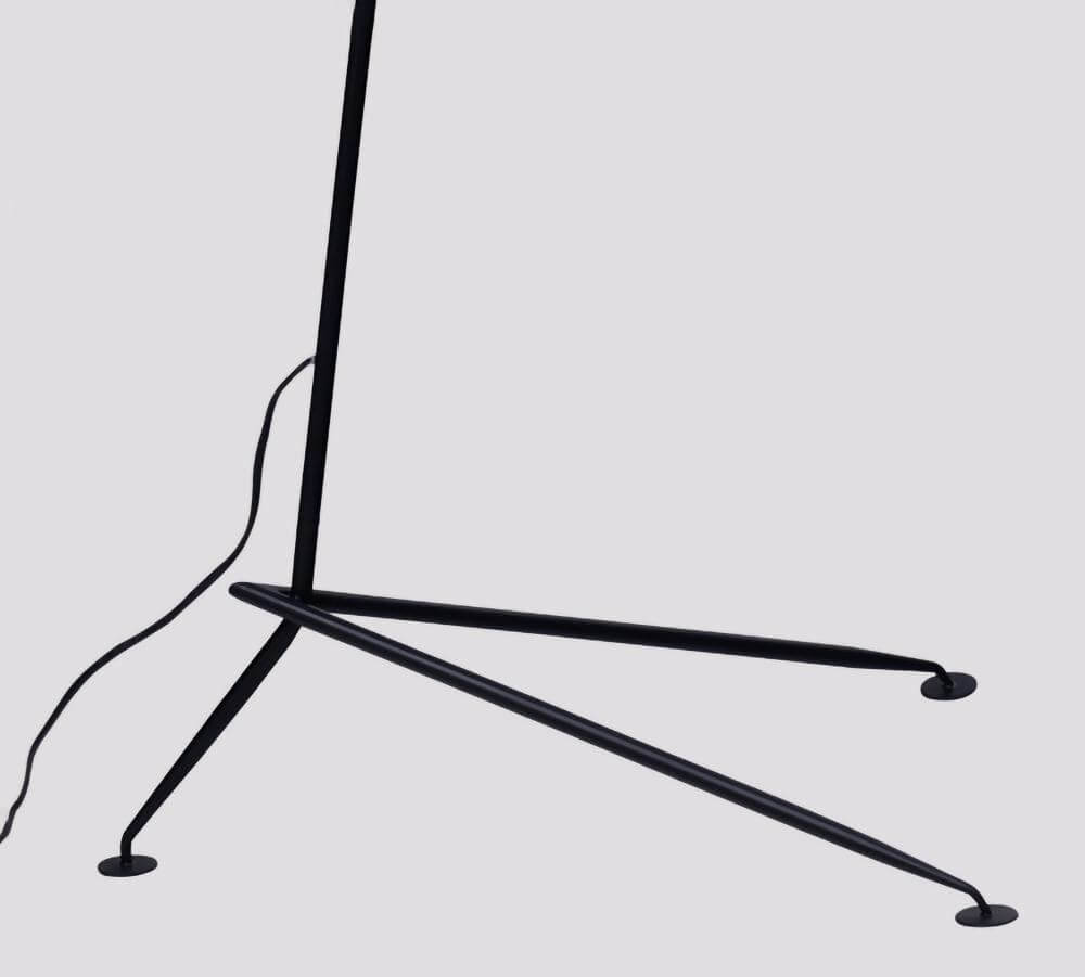 Elegant Tre-armet Gulvlampe