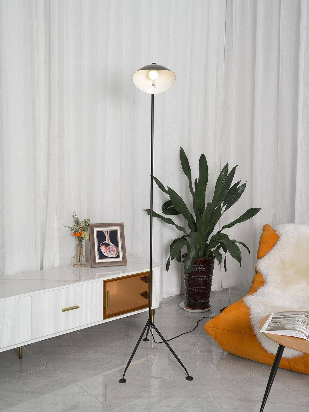 Elegant Tre-armet Gulvlampe