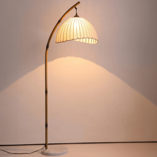 Elegant Gulvlampe i Bambusdesign