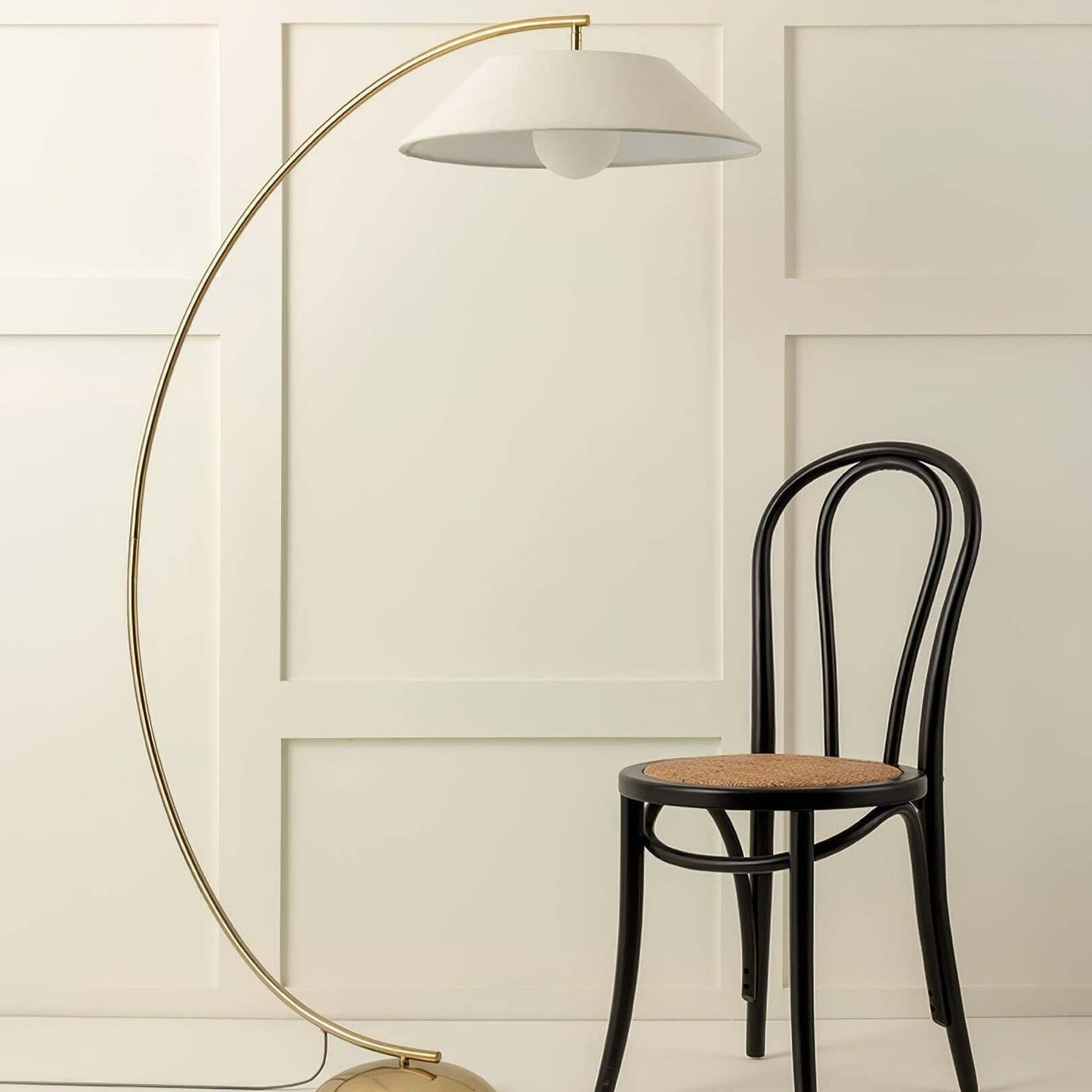 Elegant Gulvlampe med Stoffskjerm