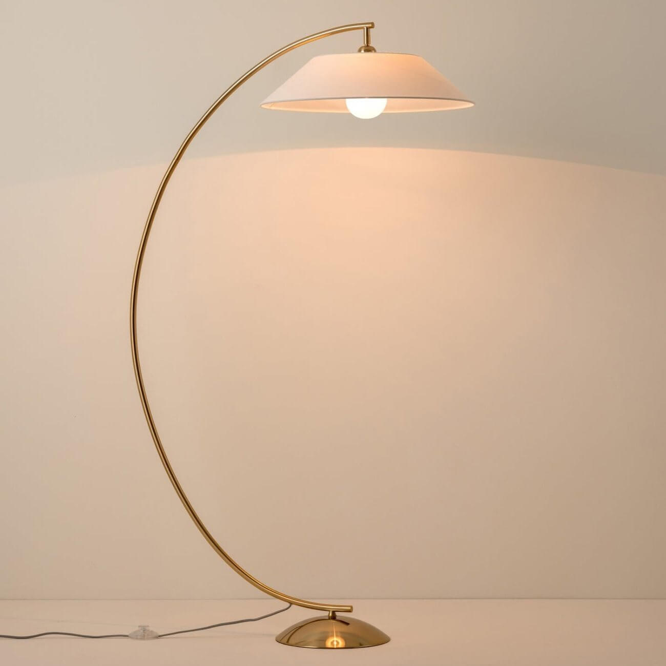 Elegant Gulvlampe med Stoffskjerm