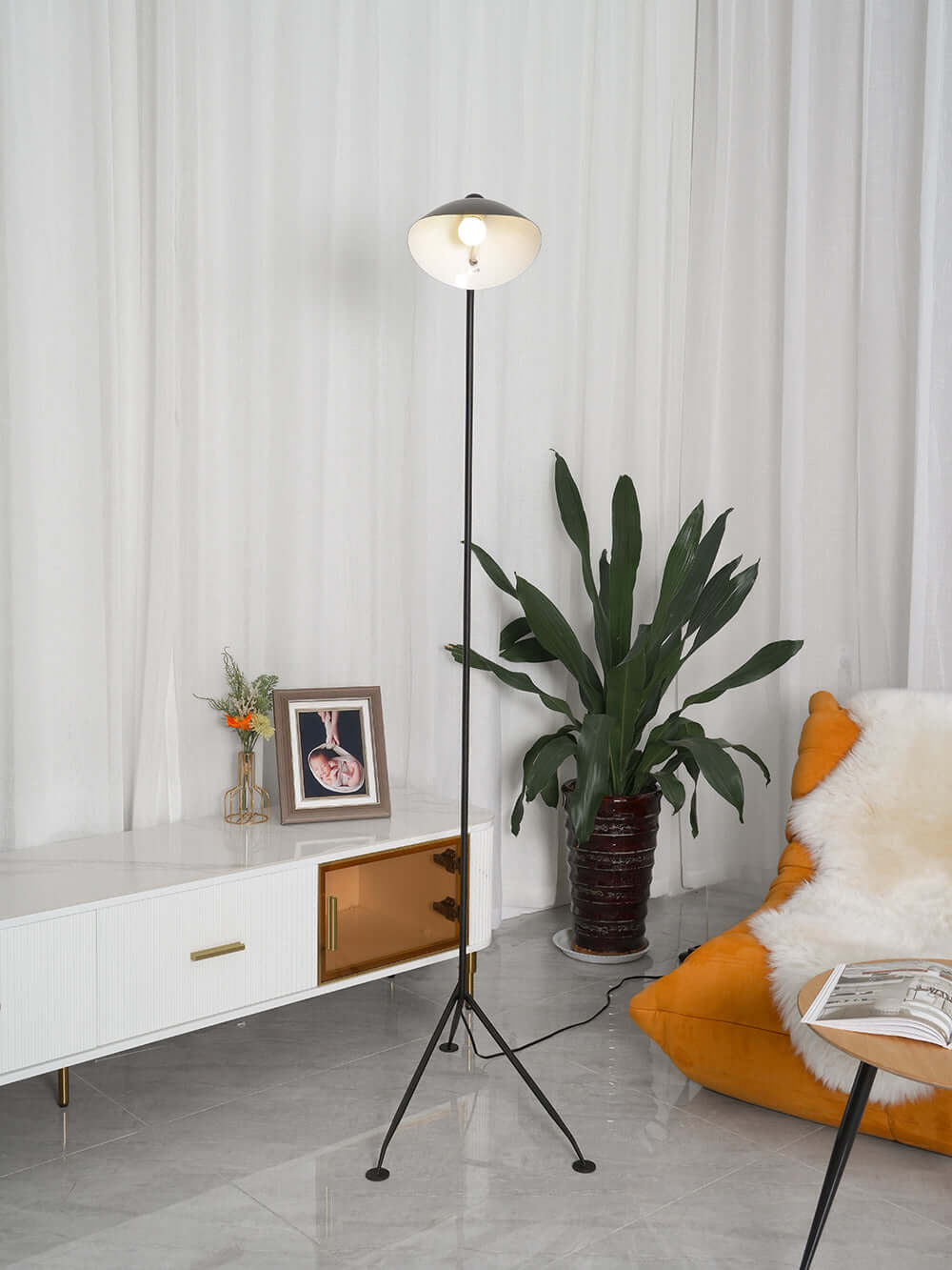Elegant Tre-armet Gulvlampe