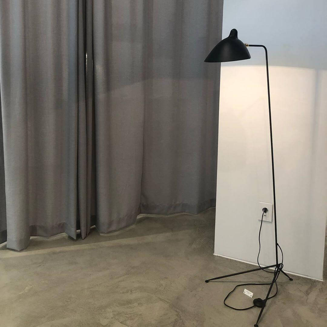 Elegant Tre-armet Gulvlampe