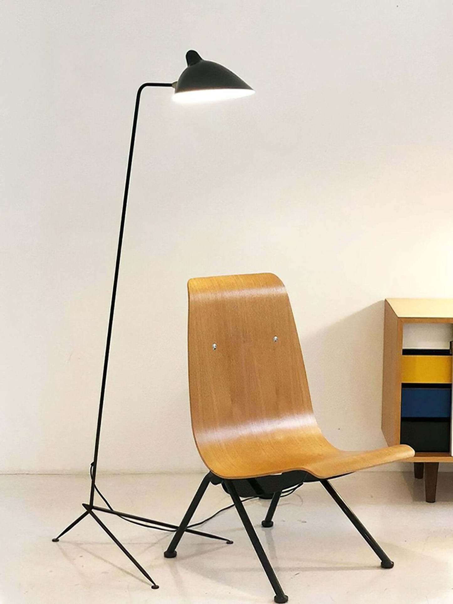 Elegant Tre-armet Gulvlampe