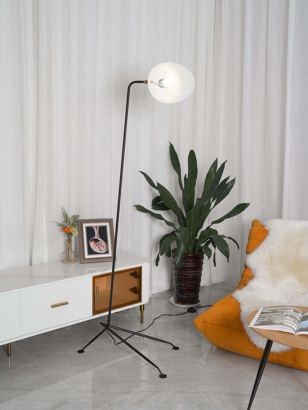 Elegant Tre-armet Gulvlampe