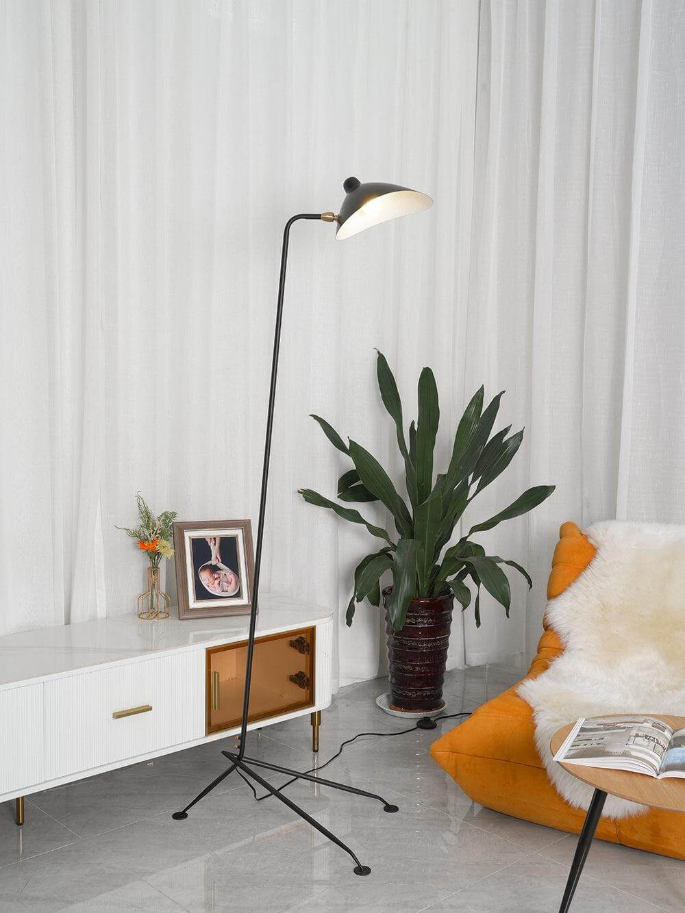 Elegant Tre-armet Gulvlampe