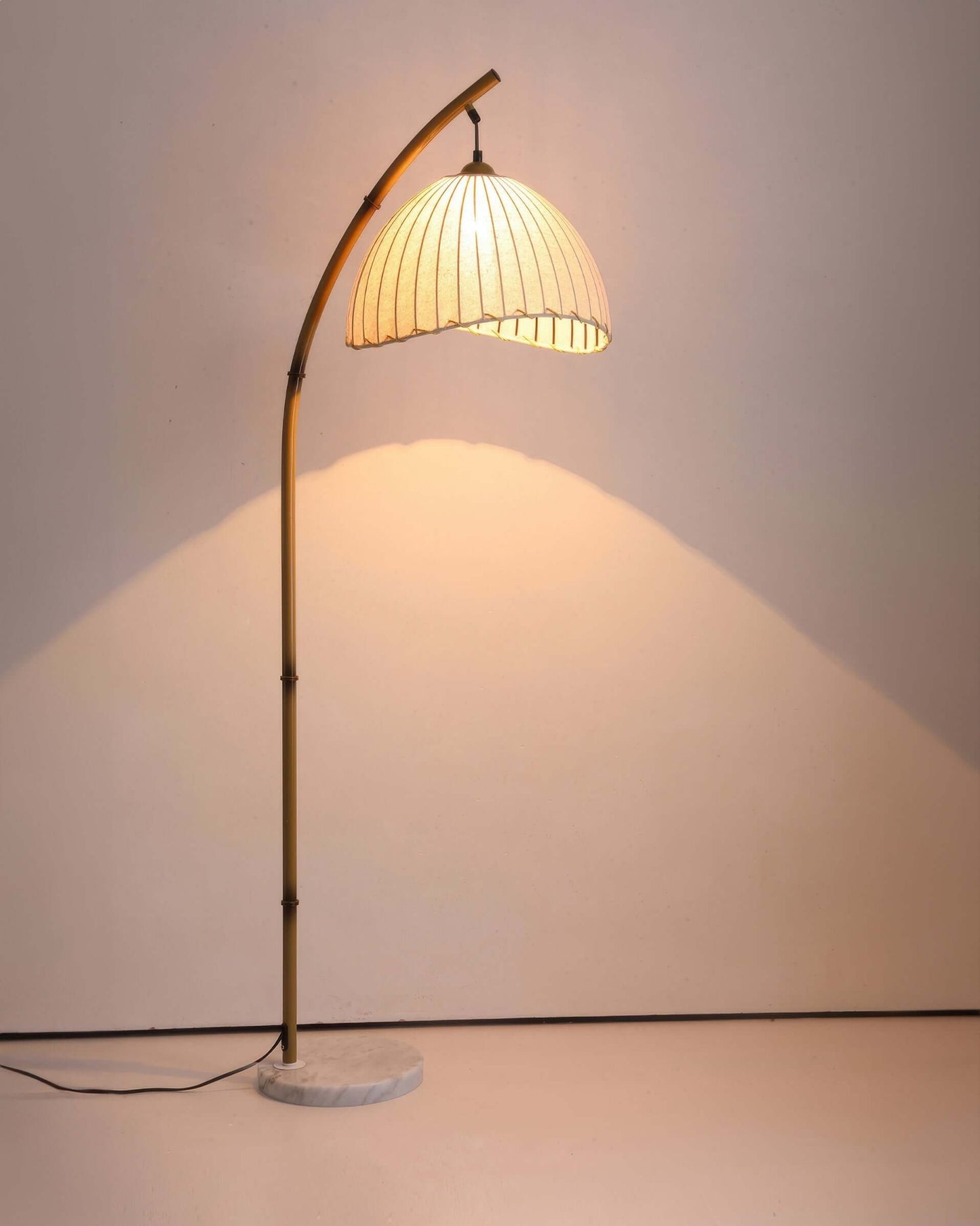 Elegant Gulvlampe i Bambusdesign